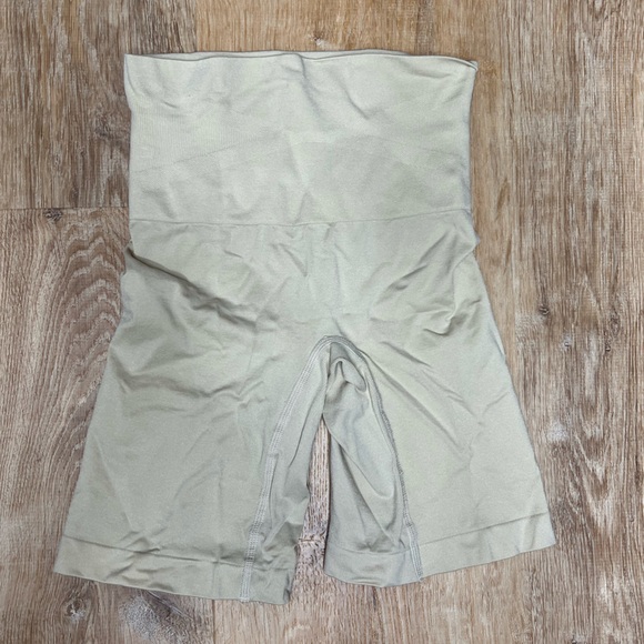Maidenform Other - Maidenform high rise biker short Shapewear. Small. New without tags.